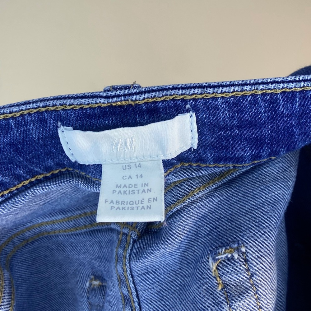 H&M Distressed Denim Shorts Womens Size 14 Blue‎ Frayed Hem Casual - Picture 7 of 7